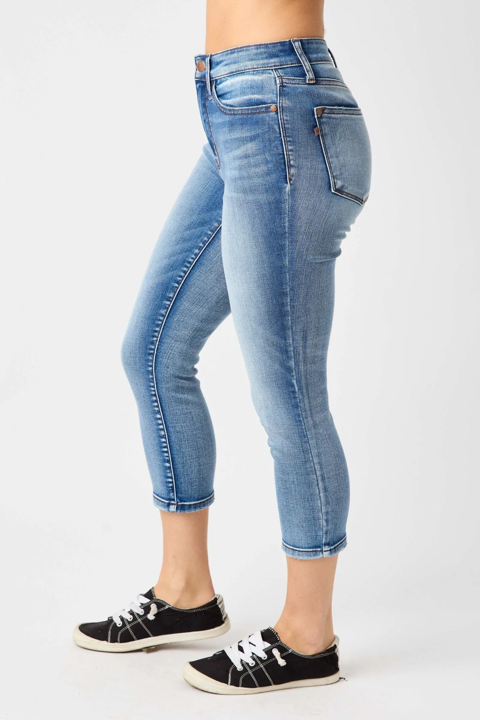 Judy Blue Mid-Rise Contrast Wash Capri