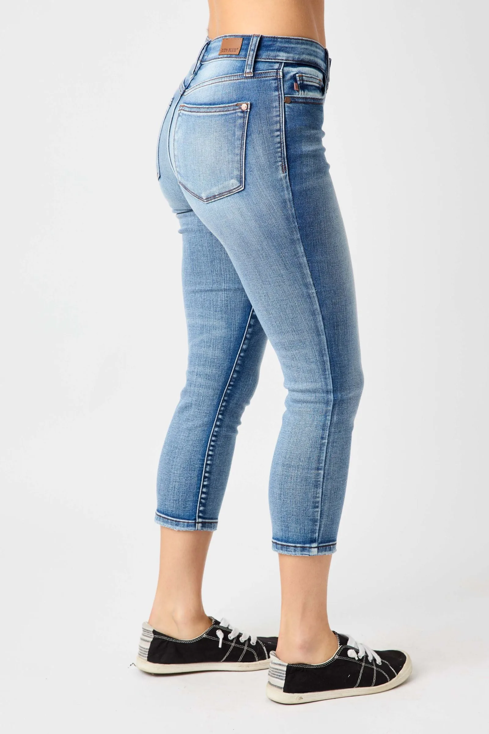 Judy Blue Mid-Rise Contrast Wash Capri